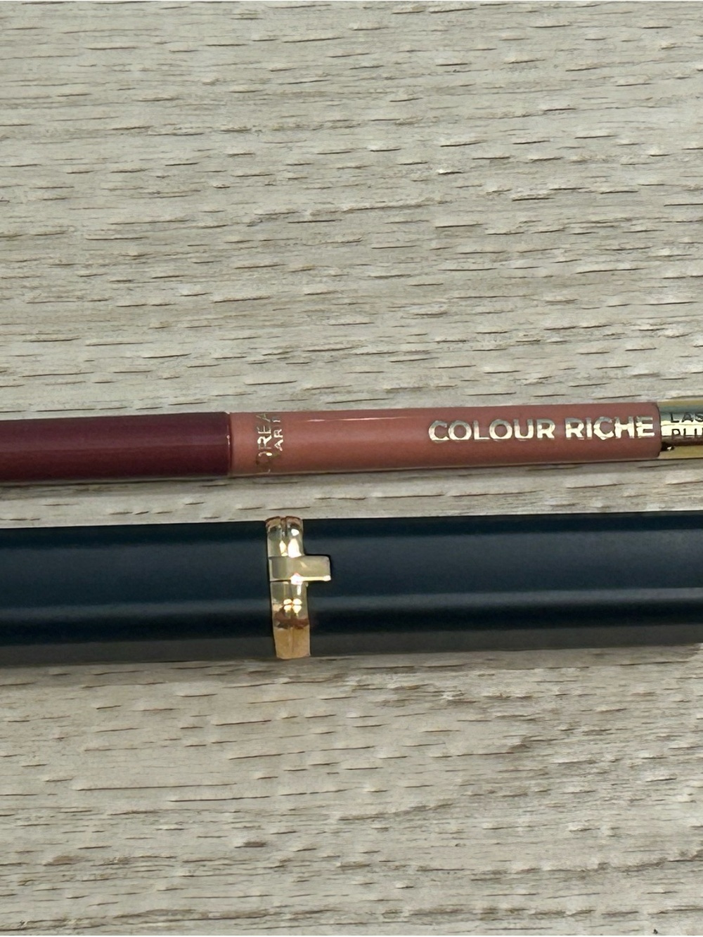 L'Oreal Colour Riche and lipliner- Lipstick in shade 137 Le Nude Assertive.